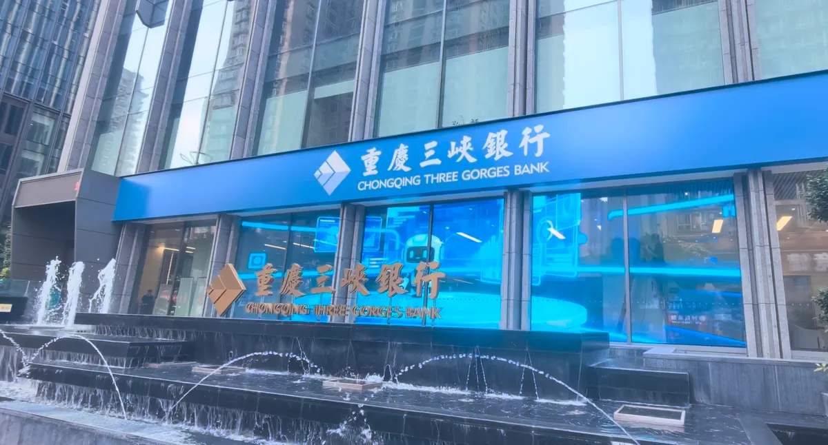 Fachada de vidrio con LED Film que muestra contenido en tonos azules sobre una fuente