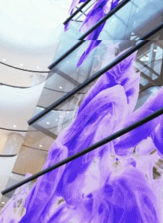 LED Film en tiras sobre un muro de vidrio interior con formas abstractas moradas
