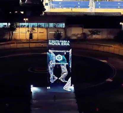 Pantalla vertical de noche en una explanada que muestra a una persona en movimiento