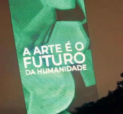 Pantalla vertical verde de noche con un mensaje en letras blancas